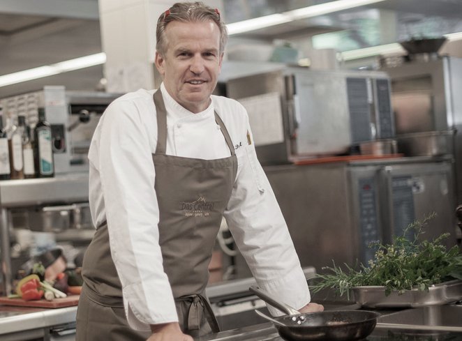 Küchenchef Michael Kofler begeistert sein internationales Publikum immer wieder aufs Neue mit seiner einmaligen Interpretation der Alpinen Küche