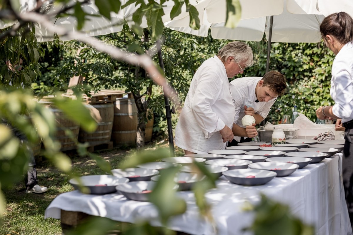 Sternekoch Herbert Hintner im Garten des Sektbunkers der Kellerei St.Pauls